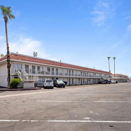 Super 8 By Wyndham Phoenix West Dış mekan fotoğraf