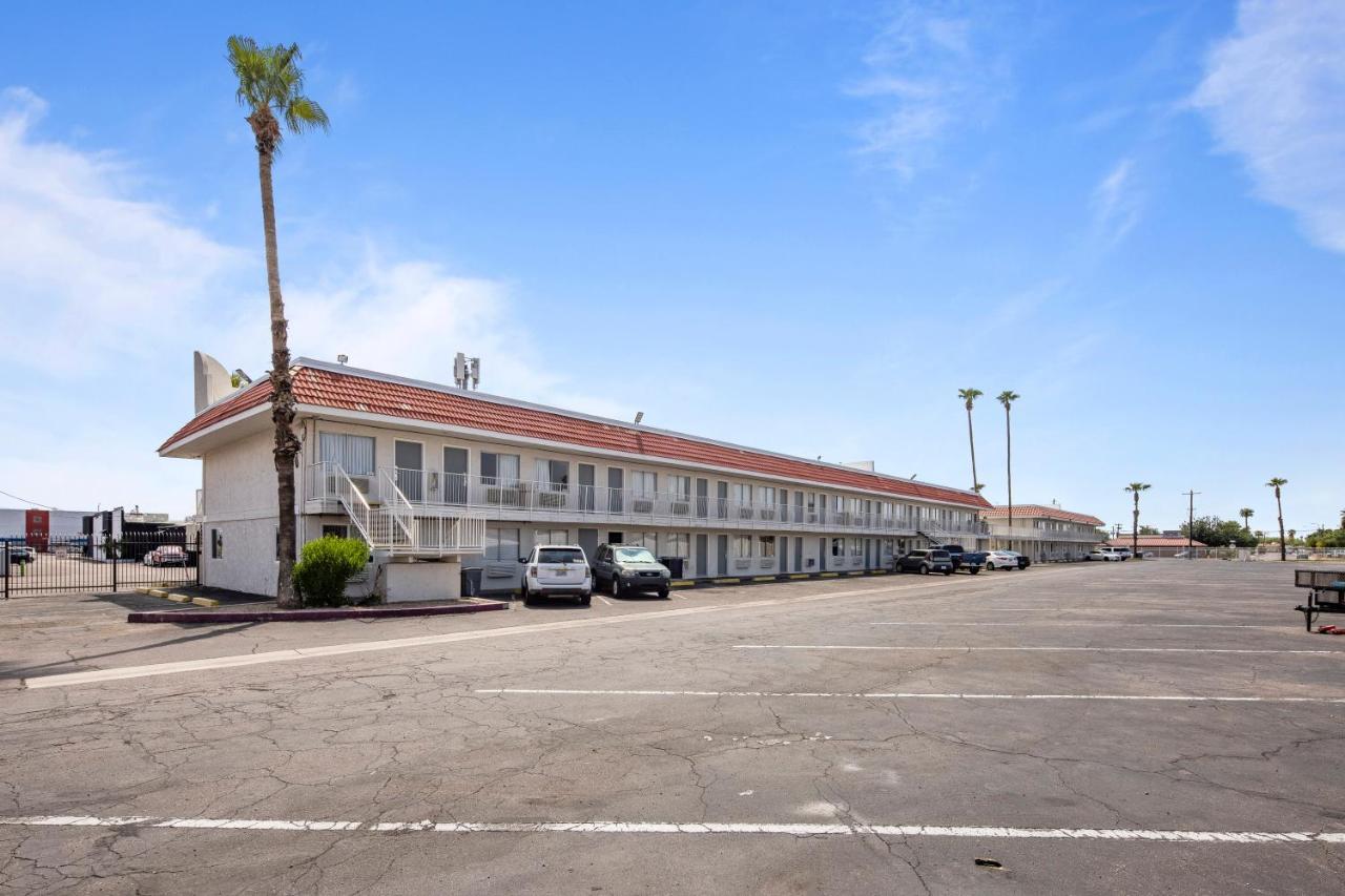 Super 8 By Wyndham Phoenix West Dış mekan fotoğraf