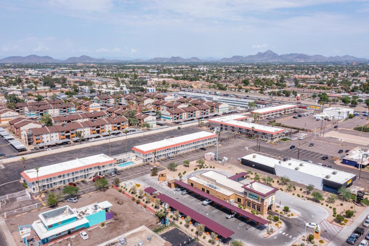 Super 8 By Wyndham Phoenix West Dış mekan fotoğraf