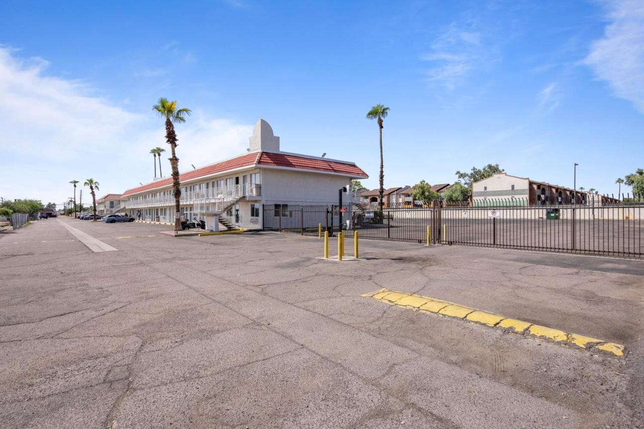 Super 8 By Wyndham Phoenix West Dış mekan fotoğraf